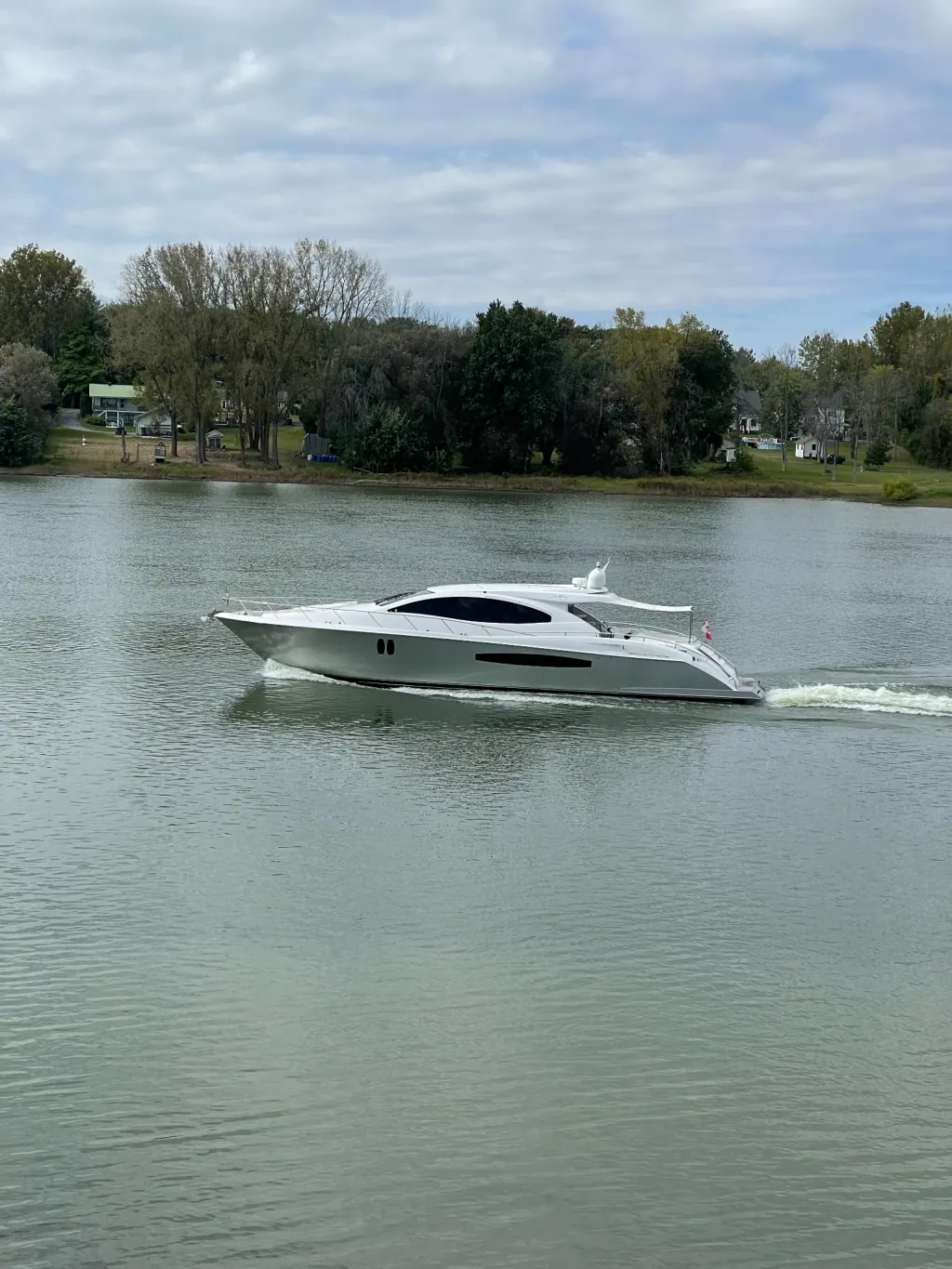 Bateau naviguant sur le Richelieu près du Motel Saint-Ours.