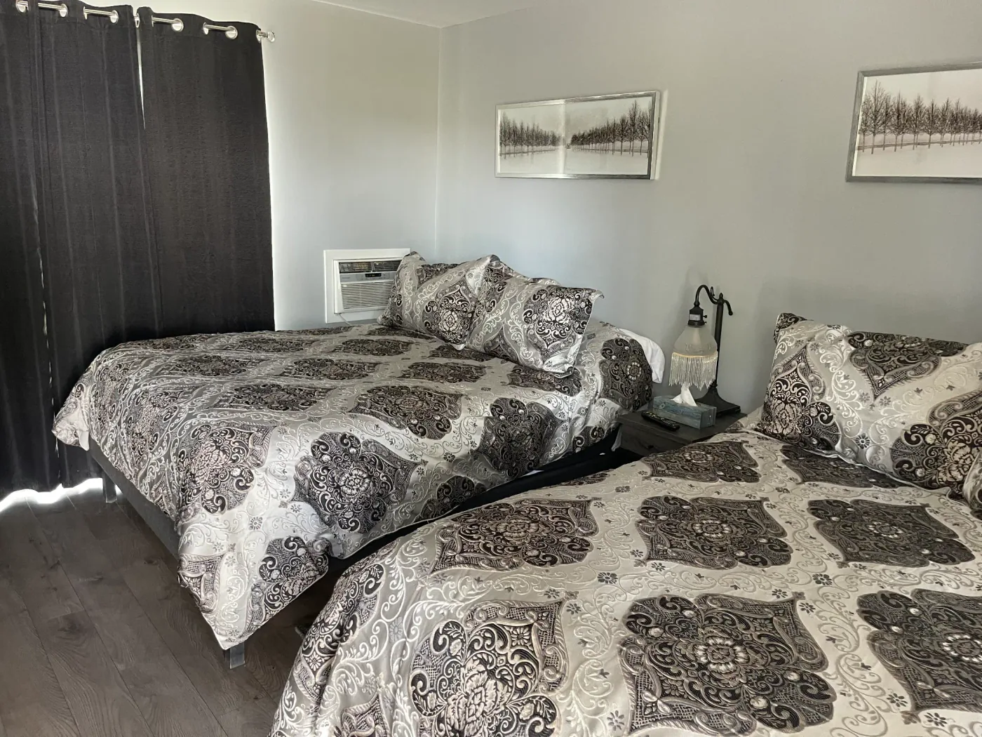 Chambre avec deux lits au Motel Saint-Ours.