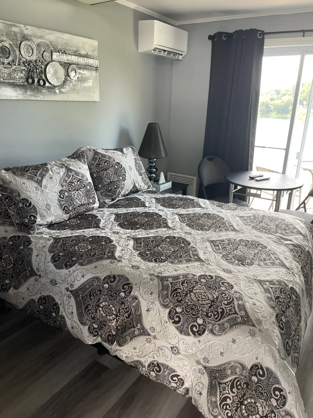 Chambre avec lit double et lumière naturelle.