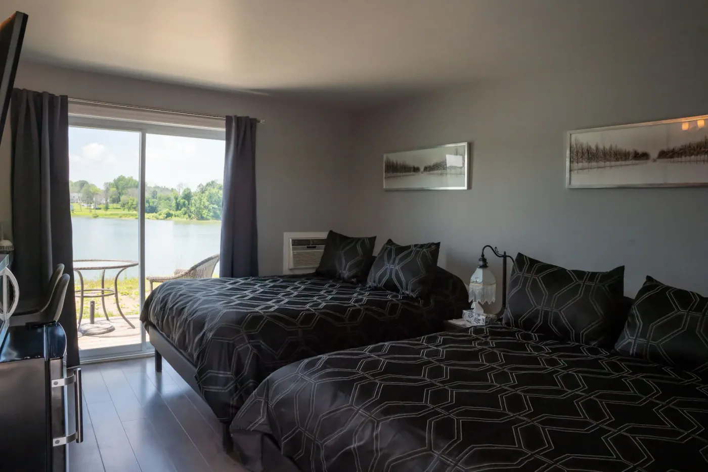 Chambre à deux lits avec vue sur le Richelieu.