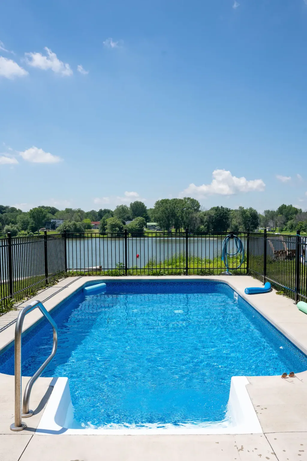Piscine extérieure du motel avec vue sur le Richelieu.