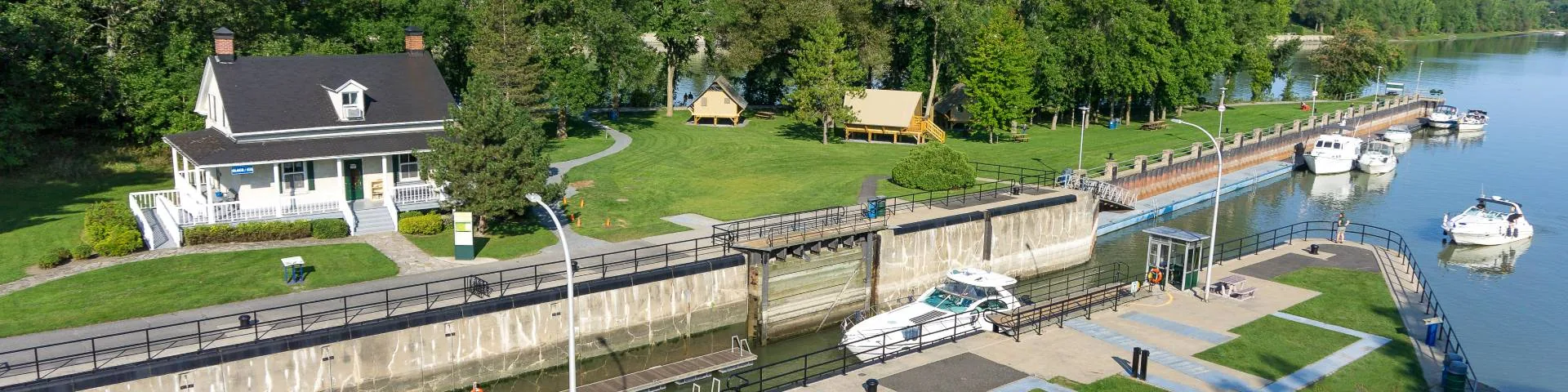 Panorama du quai, de l’écluse et du Richelieu à Saint-Ours.