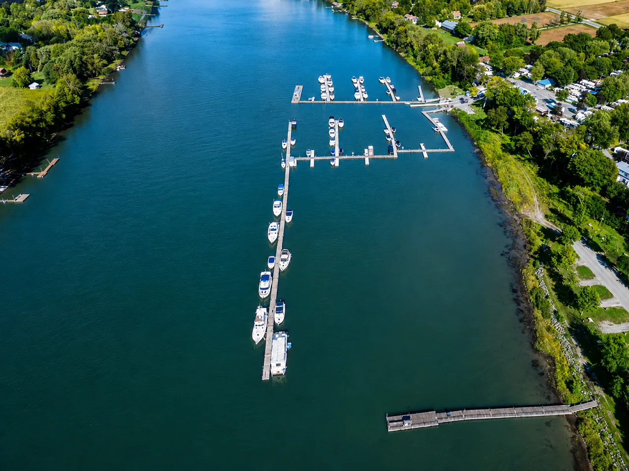Vue aérienne du Richelieu, de la marina et des rives de Saint-Ours.
