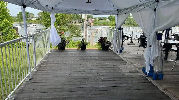 Terrasse aménagée avec vue sur le paysage riverain.